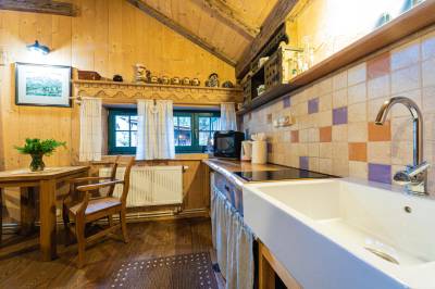 Stredný zrub Jeleň - plne vybavená kuchyňa s jedálenským sedením, Zruby Vila Mária, Vysoké Tatry
