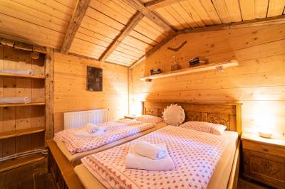 Stredný zrub Jeleň - spálňa s 2 samostatnými posteľami, Zruby Vila Mária, Vysoké Tatry