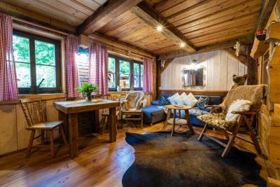 Veľký zrub Medveď - obývačka s gaučom a jedálenským sedením, Zruby Vila Mária, Vysoké Tatry