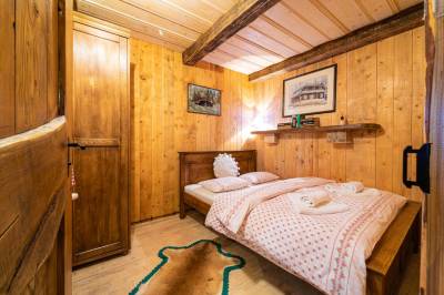 Veľký zrub Medveď - spálňa s manželskou posteľou, Zruby Vila Mária, Vysoké Tatry
