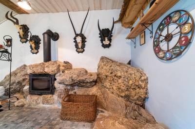 Apartmán Afrika - obývacia miestnosť s krbom a poľovníckymi dekoráciami, Zruby Vila Mária, Vysoké Tatry