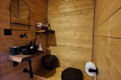 Jednoduchá kúpeľňa s umývadlom a suchou toaletou, Hviezdna noc, Spišský Hrhov