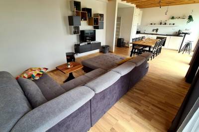 Obývacia miestnosť s pohodlnou sedačkou, Rekreačný dom Hakuna Matata, Nová Lesná