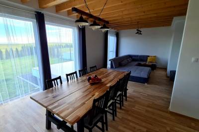 Obývacia miestnosť s jedálenským posedením, Rekreačný dom Hakuna Matata, Nová Lesná
