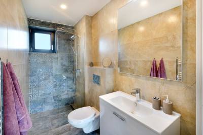 Kúpeľňa so sprchovým kútom a toaletou, SKY - House Jasná Apartments, Pavčina Lehota
