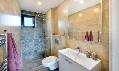 Kúpeľňa so sprchovým kútom a toaletou, SKY - House Jasná Apartments, Pavčina Lehota
