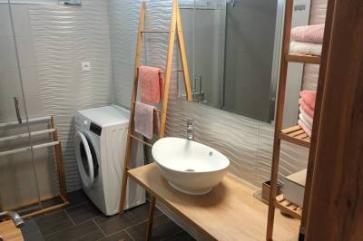 Kúpeľňa so sprchovacím kútom a pračkou, Dovolenkový dom Active &amp; Relax, Veľká Lomnica