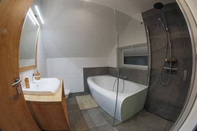Kúpeľňa s vaňou a sprchovým kútom, RELAX TATRAS, Stará Lesná