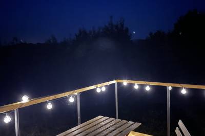 Večer na terase, Kiva cabin, Horné Hámre