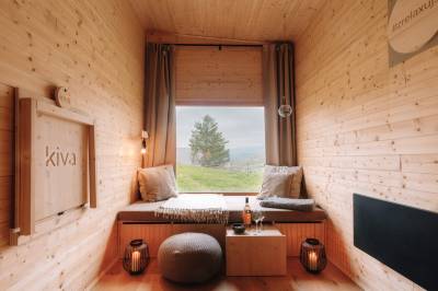 Obývačka s multifunkčnou sedačkou a výhľadom, Kiva cabin, Horné Hámre