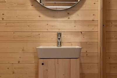 Kúpeľňa so sprchou a umývadlom, Kiva cabin, Horné Hámre