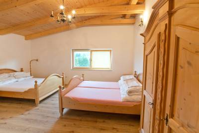 Spálňa s dvoma manželskými posteľami, Domček na ranči, Novoť