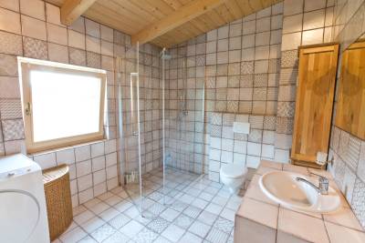 Kúpeľňa so sprchovým kútom a toaletou, Domček na ranči, Novoť