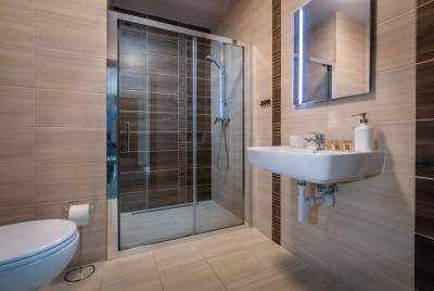Kúpeľňa so sprchovacím kútom a toaletou, Apartmán Hrebienok, Vysoké Tatry