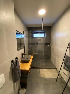 Kúpeľňa so sprchovým kútom, Apartmany Elli, Mýto pod Ďumbierom