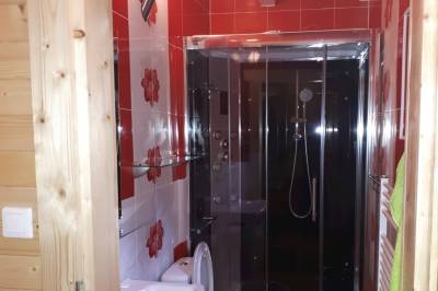 Kúpeľňa so sprchovacím kútom a toaletou, Chata Lucka Oščadnica, Oščadnica