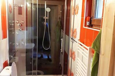 Kúpeľňa so sprchovacím kútom a toaletou, Chata Lucka Oščadnica, Oščadnica
