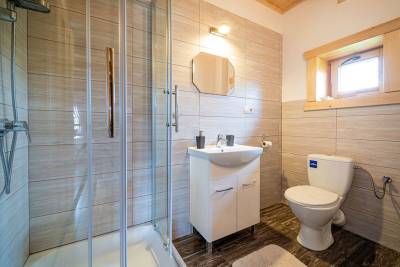 Kúpeľňa so sprchovacím kútom a toaletou, Goralské Drevenice Pieniny, Červený Kláštor