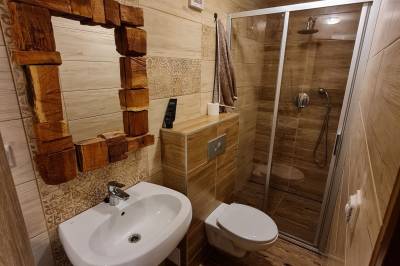 Kúpeľňa so sprchovým kútom a toaletou na prízemí, Zrub Ďurík, Valaská