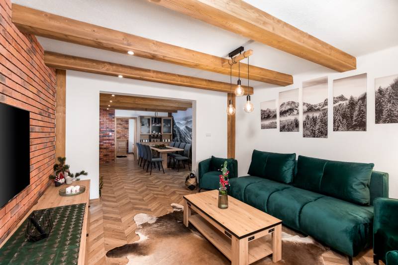 Obývacia miestnosť s jedálenským posedením, Chata Vlčia Skala, Heľpa