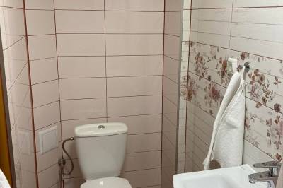 Kúpeľňa so sprchovým kútom a toaletou, Chata Betula, Prašice