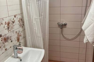 Kúpeľňa so sprchovým kútom a toaletou, Chata Betula, Prašice