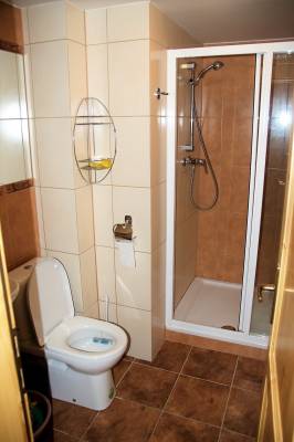 Kúpeľňa s toaletou a sprchovacím kútom, Chata Hugo, Liptovský Ján