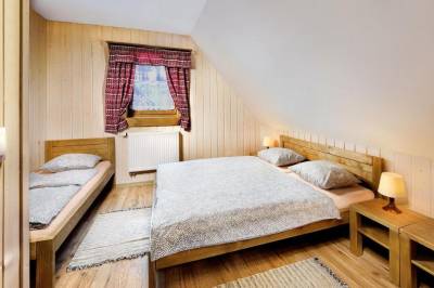 Apartmán č. 3 - izba s manželskou posteľou a jednolôžkom, Chalupa Grúnik, Jezersko