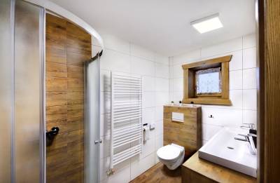 Apartmán č. 3 - kúpeľňa so sprchovým kútom a toaletou, Chalupa Grúnik, Jezersko