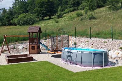 Vonkajší bazén v exteriéri s detským ihriskom, Chalupa Grúnik, Jezersko