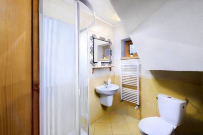 Apartmán č. 4 - kúpeľňa so sprchovým kútom a toaletou, Chalupa Goral, Jezersko