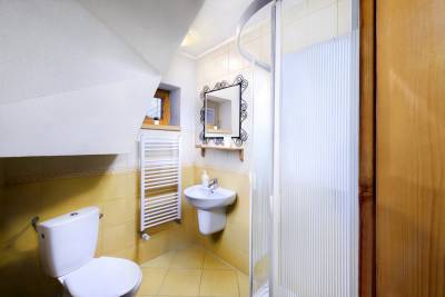 Apartmán č. 3 - kúpeľňa so sprchovým kútom a toaletou, Chalupa Goral, Jezersko