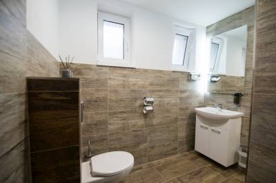 Kúpeľňa so sprchovým kútom a toaletou, Villa Michaela, Bešeňová