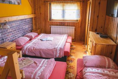 Spálňa s manželskou posteľou a 2 samostatnými lôžkami, Chata Barbara, Oščadnica