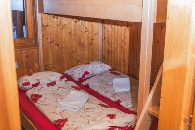 Spálňa s manželskou posteľou a poschodovým lôžkom, Chata Barbara, Oščadnica