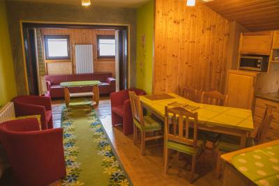 Plne vybavená kuchynka s jedálenským sedením a vstup do obývačky, Chata Barbara, Oščadnica