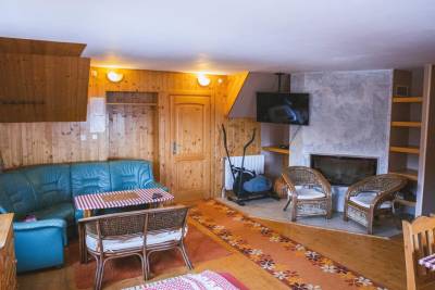 Obývačka s rohovým gaučom, LCD TV a krbom, Chata Barbara, Oščadnica