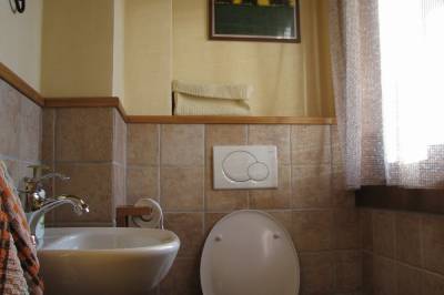 Samostatná toaleta s umývadlom, Drevenica Nezábudka, Terchová
