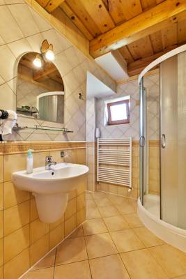 Kúpeľňa so sprchovacím kútom a toaletou, Chata Zinka, Mýto pod Ďumbierom