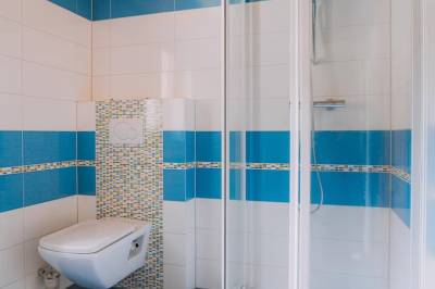 Kúpeľňa so sprchovacím kútom a toaletou, Chalupa a Drevenica Šaling, Čierny Balog