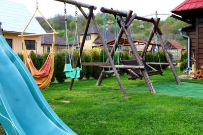 Detské ihrisko so šmykľavkou a záhradnou hojdačkou, Chata Cynthia, Bukovina