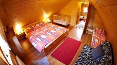 3-lôžková izba s manželskou posteľou a samostatným lôžkom, Chata Cynthia, Bukovina