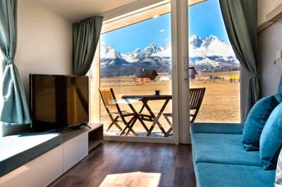 Východ z obývačky na terasu so sedením, Natur Resort - Alpine House, Veľká Lomnica