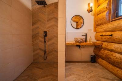 Kúpeľňa so sprchovacím kútom, Zrub Koreň, Pribylina