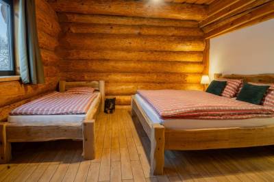Spálňa s manželskou a 1-lôžkovou posteľou, Zrub Koreň, Pribylina