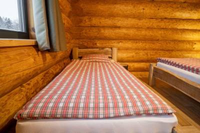 Spálňa s manželskou a 1-lôžkovou posteľou, Zrub Koreň, Pribylina