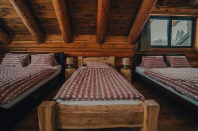 Spálňa s manželskými posteľami a 1-lôžkovou posteľou, Zrub Koreň, Pribylina