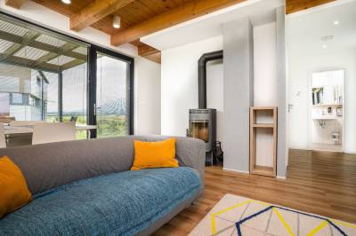 Obývačka s krbom, Natur Resort - Domček Standard, Veľká Lomnica