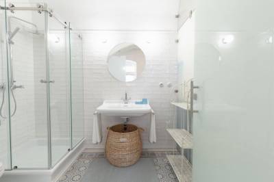Apartmán Stone - kúpeľňa so sprchovacím kútom a toaletou, Apartments 1620yr, Trnava