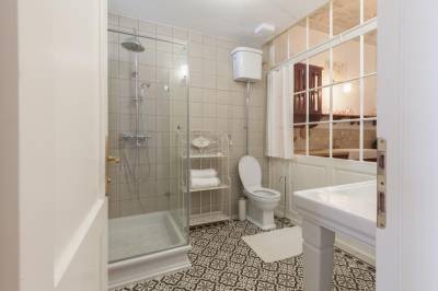 Apartmán White - kúpeľňa so sprchovacím kútom a toaletou, Apartments 1620yr, Trnava